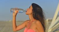 セブンウォーターの水素水を飲む女性